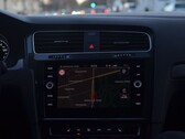 Autó műszerfala navigációs térképpel az infotainment képernyőjén