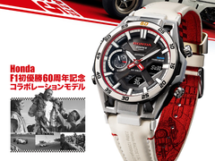 A Casio Edifice x Honda ECB-2300HR-1AJR, a képen egy Honda F1 matrica mellett, fehér háttér előtt. (A kép forrása: Casio Japan - szerkesztés)