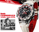 A Casio Edifice x Honda ECB-2300HR-1AJR, a képen egy Honda F1 matrica mellett, fehér háttér előtt. (A kép forrása: Casio Japan - szerkesztés)