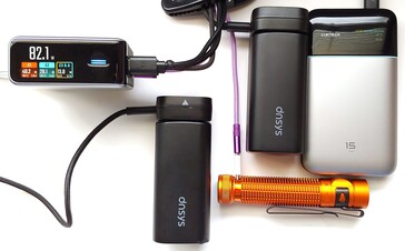 Egy teszt során a Cuktech 82,1 W teljesítményt adott le, amikor négy készüléket töltött egyszerre.