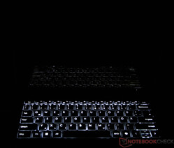 az OLED technológiának köszönhetően nincsenek halók