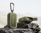 Az INIU Outdoor Rugged 10000 külső akkumulátor beépített fehér/piros fényű zseblámpával, állványmenettel és csíptetővel rendelkezik.