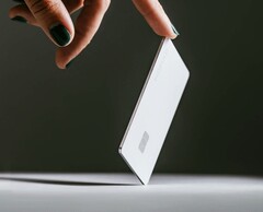 A Nomad Tracking Card Pro ugyanúgy megtalálható, mint egy AirTag (Kép forrása: Nomad)