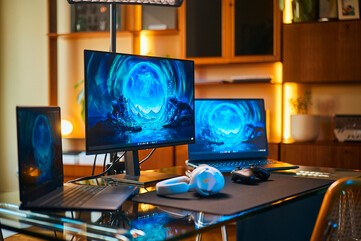 Költségkímélő társ: Az Alienware AW2726DM lenyűgöző QD-OLED kontrasztot és 240 Hz-es képfrissítési sebességet kínál jóval alacsonyabb áron, így megbízható külső képernyő-frissítést nyújt a játékra szánt laptopokhoz.