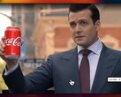 Gabriel Macht mint Harvey Specter, kezében egy Coca-Cola doboz a Halftime mesterséges intelligencia által generált termékmegjelenítés demonstrálására használt jelenetben (Kép forrása: @xai via X, korábban Twitter)
