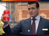 Gabriel Macht mint Harvey Specter, kezében egy Coca-Cola doboz a Halftime mesterséges intelligencia által generált termékmegjelenítés demonstrálására használt jelenetben (Kép forrása: @xai via X, korábban Twitter)