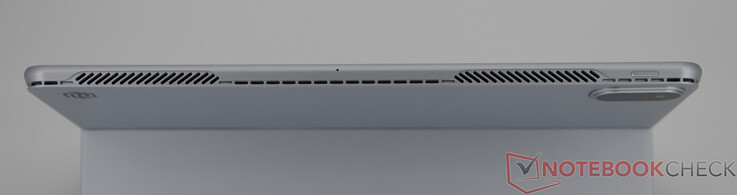 Felső: ventilátor kivezetések, bekapcsológomb