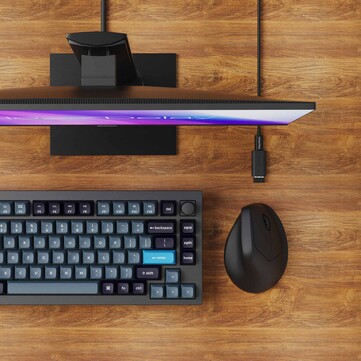 A Keychron M5 8K tartalmaz egy fonott USB-C kábelt és egy USB-C-A adaptert a jobb vezeték nélküli jel érdekében. (Kép forrása: Keychron)