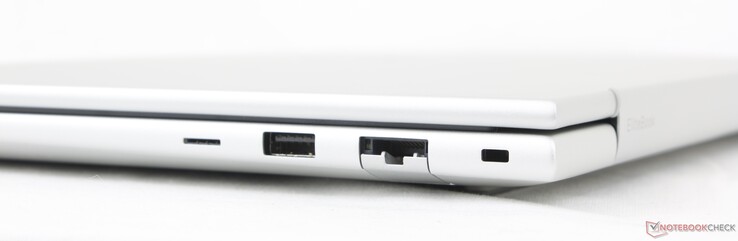 Rendben: USB-A (5 Gbps), RJ-45 (1 Gbps), biztonsági záras nyílás