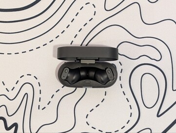 Status Pro X vezeték nélküli fülhallgató a töltőtokban.