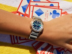 A számlap a fényviszonyoktól függően váltakozik a mélykék, a teáskék és az ibolyaszín tónusok között. 