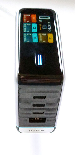 A felső és az elülső oldal nézete.