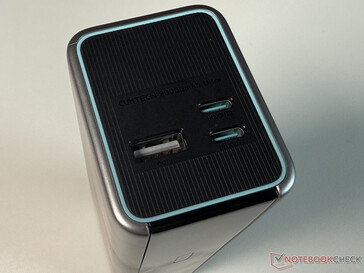 Három USB-port a tetején
