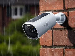 Az Anker eufyCam E40 (a képen) napelemmel felszerelt kamerája megjelent Európában. (Kép forrása: eufy)