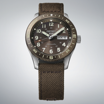 Seiko 5 Sports HDB009 automata terepi karóra barna számlapon, iránytűs lünettával és barna nejlon szíjjal.