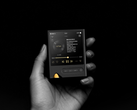 Az Onix Tocata XM2 DAP, a képen egy kézben, fekete háttér előtt. (Kép forrása: Onix)