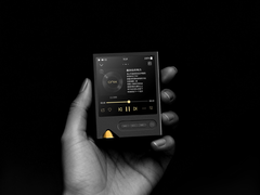 Az Onix Tocata XM2 DAP, a képen egy kézben, fekete háttér előtt. (Kép forrása: Onix)