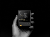 Az Onix Tocata XM2 DAP, a képen egy kézben, fekete háttér előtt. (Kép forrása: Onix)