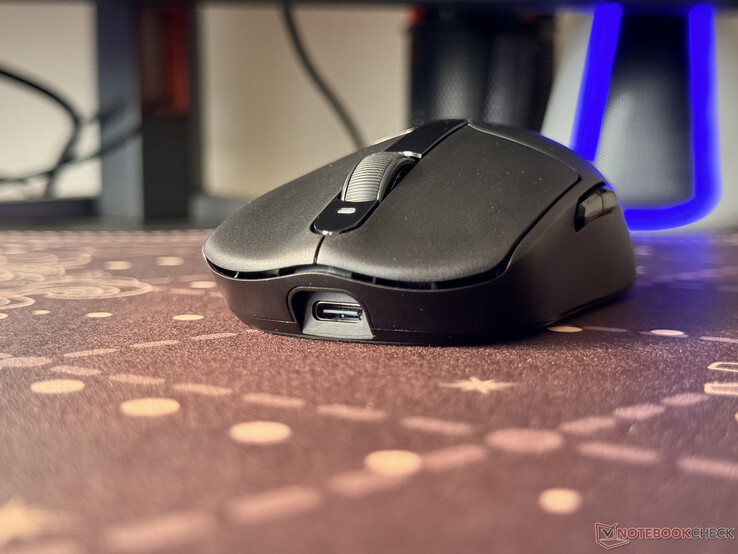 A Dash Ultra az előlapon található C típusú porton keresztül töltődik