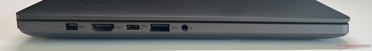 Balra: tápegység, HDMI 2.1 FRL, USB-C 4.0 (40 GBit/s, DisplayPort ALT Mode 2.1, Power Delivery 3.0), USB-A 3.2 Gen 2 (10 GBit/s), 3,5 mm-es hangszóró