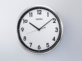 Seiko KX701S retró kvarc falióra ezüstszínű kerettel és kontrasztos fekete-fehér számlappal.