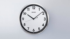 Seiko KX701S retró kvarc falióra ezüstszínű kerettel és kontrasztos fekete-fehér számlappal.