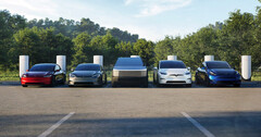 Model Y, Cybertruck, Model 3 és Model S/X sorakoznak egy Supercharger állomáson. (Kép forrása: Tesla)