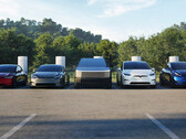 Model Y, Cybertruck, Model 3 és Model S/X sorakoznak egy Supercharger állomáson. (Kép forrása: Tesla)