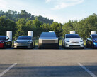 Model Y, Cybertruck, Model 3 és Model S/X sorakoznak egy Supercharger állomáson. (Kép forrása: Tesla)