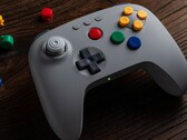 A Classic Gray 8bitDo 64 Bluetooth-vezérlő ára magasabb, mint a többi színé. (Kép forrása: 8BitDo)