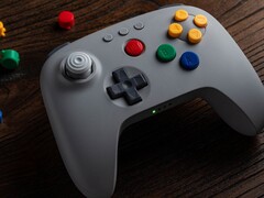 A Classic Gray 8bitDo 64 Bluetooth-vezérlő ára magasabb, mint a többi színé. (Kép forrása: 8BitDo)