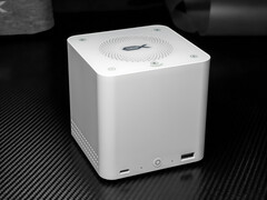 A Beelink Mate Pro kompakt formájú. A képen: a dokkoló elülső nézetét bemutató kép.