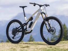 A Canyon Spectral:ON CF 9 meglehetősen könnyű, és erős húzóerőt biztosít
