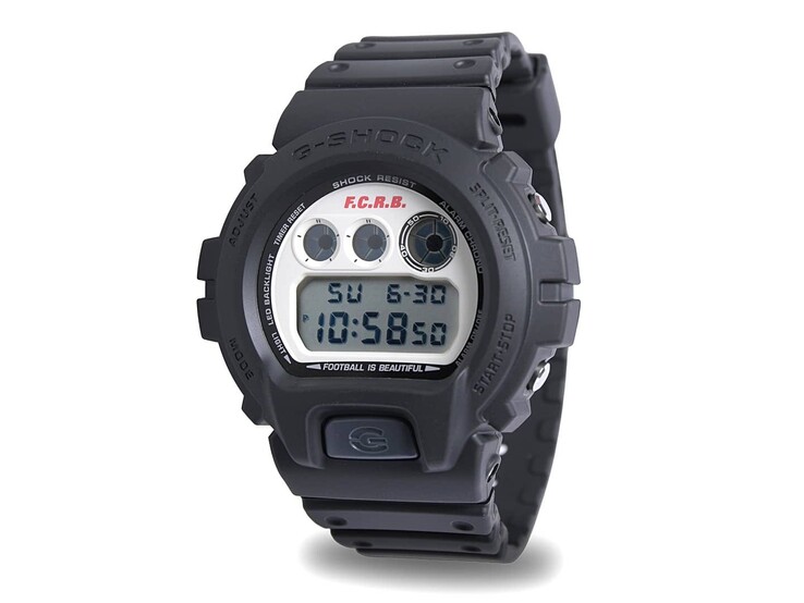 A Casio G-Shock DW-6900 x F.C. Real Bristol limitált kiadású digitális óra szögből nézve, fekete műanyag szíjjal és vintage stílusú, törtfehér számlappal.