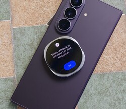 Galaxy Watch9, miközben a Wireless PowerShare segítségével próbálja feltölteni