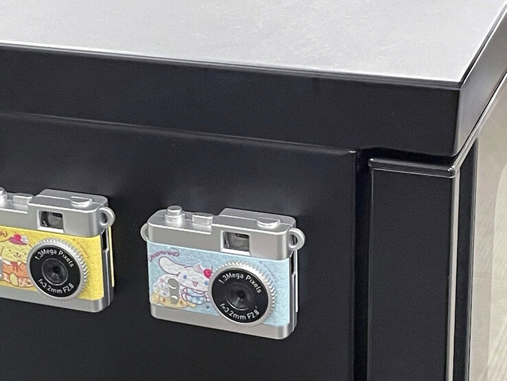 A Kenko Tokina Pieni II játék fényképezőgép hátoldalán mágnes található. (Kép forrása: Kenko Tokina)