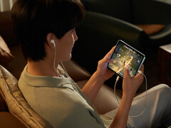 A jelentés valószínűleg a Redmi K Pad 2-ről szól. A képen: az első generációs táblagép promóciós képe, amely egy játékforgatókönyvet mutat be