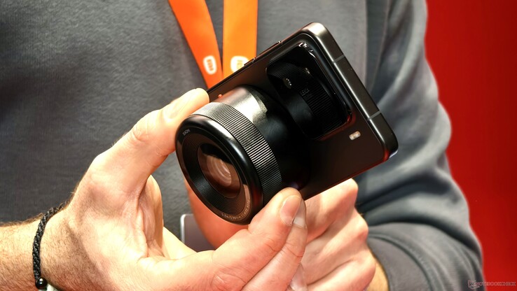 A Xiaomi a mágneses optikai rendszerrel kapcsolatos tapasztalatait idén tavasszal a Xiaomi 17 Ultra-ban kamatoztathatta. (Kép forrása: Alexander Fagot, Notebookcheck)