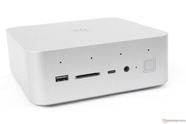 Elöl: USB-A 3.0 (10 Gbps), SD olvasó, USB-C (10 Gbps), 3,5 mm-es fejhallgató, ujjlenyomatos bekapcsoló gomb, négy mikrofoncsoport