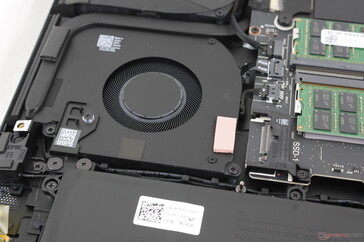 A PCIe4 M.2 2280 "SSD1" feliratú foglalat az egyik ventilátor tetején található
