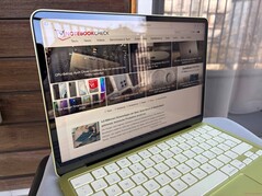 Szabadtéren (világos nappal, közvetlen napfény nélkül)