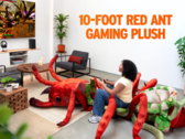 A képen a Grounded 2 témájú Giant Red Ant Buggy Mount plüssfigura (kép forrása: Xbox Wire)