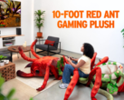A képen a Grounded 2 témájú Giant Red Ant Buggy Mount plüssfigura (kép forrása: Xbox Wire)