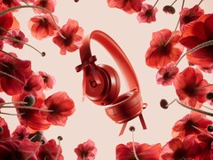 A Jennie különleges kiadású Beats Solo 4 fejhallgató élénk Ruby Red színben pompázik. (Kép forrása: Beats by Dre)