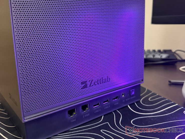 A NAS hátoldalán található portok