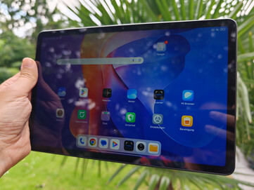 Redmi Pad 2 4G a szabadban felhős égbolt alatt