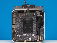 A Beelink GTR9 Pro mini PC belső nézete, amely a párolgókamrás, kettős ventilátoros hűtőrendszert és az alaplap elrendezését mutatja (Kép forrása: ServeTheHome via YouTube)