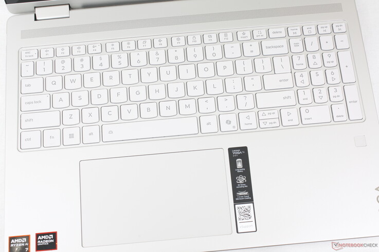 Ugyanaz a gépelési élmény, mint az eredeti 2023-as modellnél. A billentyűzet betűtípusa jobban kontrasztos a szürke színű opcióval, mint az ezüst színű opcióval