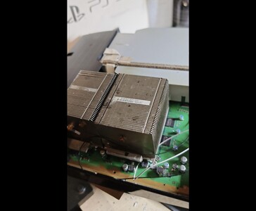 A PS3 Slim Pro alaplapja, amelyen egy nagy Dell szerver hűtőborda látható. (Kép forrása: Fun-Equivalent-7785 via Reddit / r/PS3)