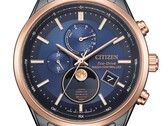 Közelkép a Citizen BY1036-53L Eco-Drive holdfázis-óráról, kék számlappal, rózsaszín arany színű kerettel, fekete rozsdamentes acél tokban, analóg holdfázis-kijelzővel a 6 órás pozícióban